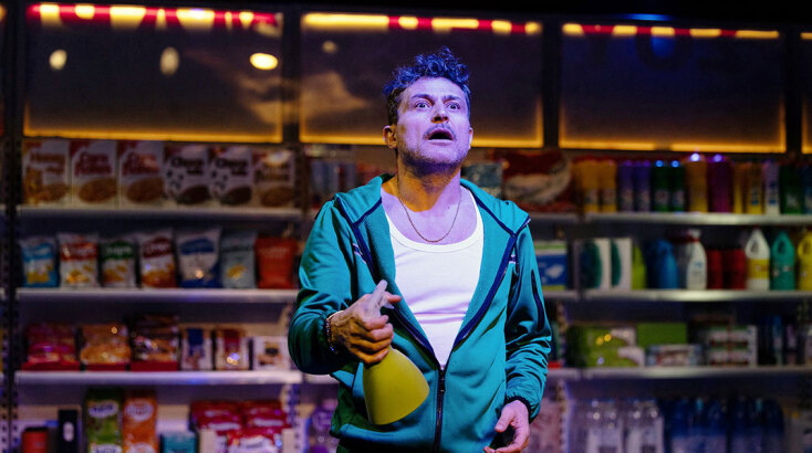 VANYA: Ο Γιώργος Καραμίχος ενσαρκώνει οκτώ ρόλους στο Θέατρο Τέχνης