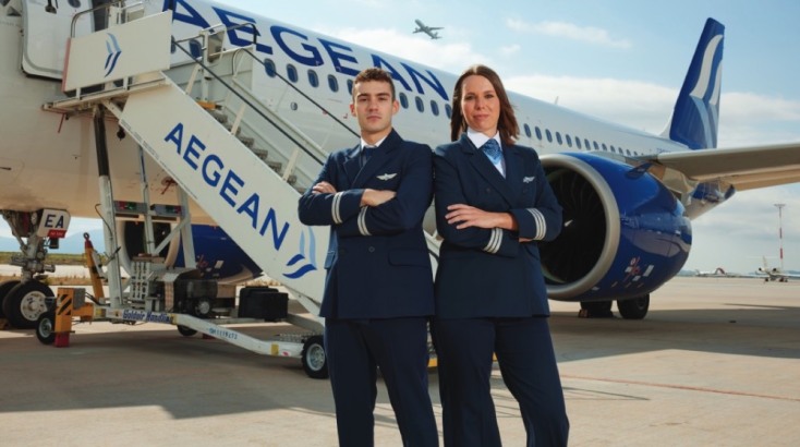 Εργαζόμενοι της ΑΕGEAN με σταυρωμένα χέρια μπροστά από αεροπλάνο