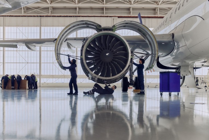 Τρεις νέοι μηχανικοί αεροσκαφών που εκπαιδεύονται χάρη στα προγράμματα υποτροφίας της Aegean