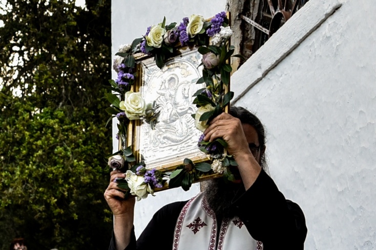 Ιερέας κρατά την εικόνα του Αγίου Γεωργίου