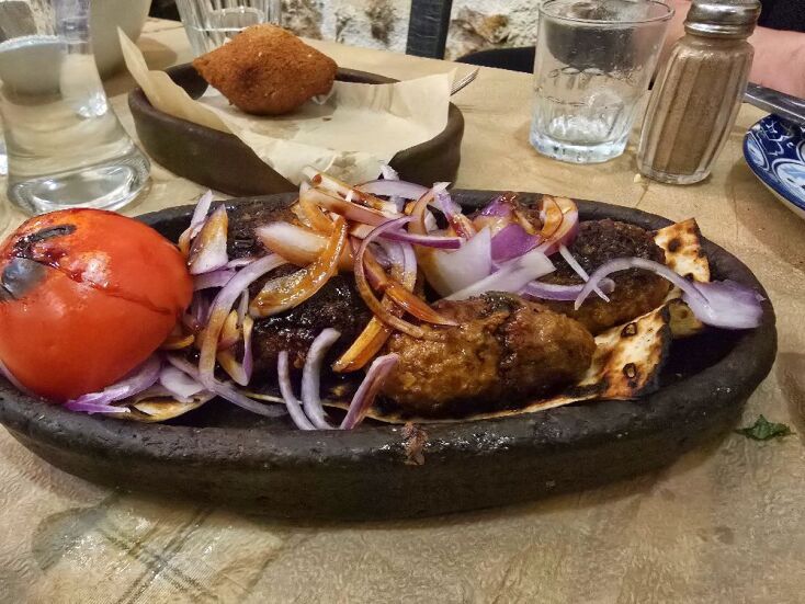 Στο Σισλί για φιστικλί κεμπάπ και άλλα ωραία της πολίτικης κουζίνας