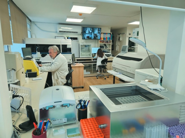 Φωτογραφία από το μικροβιολογικό εργαστήριο