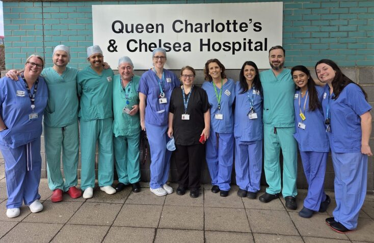 Ιατρική πρωτιά για τη Βρετανία: Η Γκρέις Ντέιβιντσον γέννησε την κόρη της, Έιμι, με μήτρα που της δώρισε η αδελφή της - Νέες προοπτικές για χιλιάδες γυναίκες