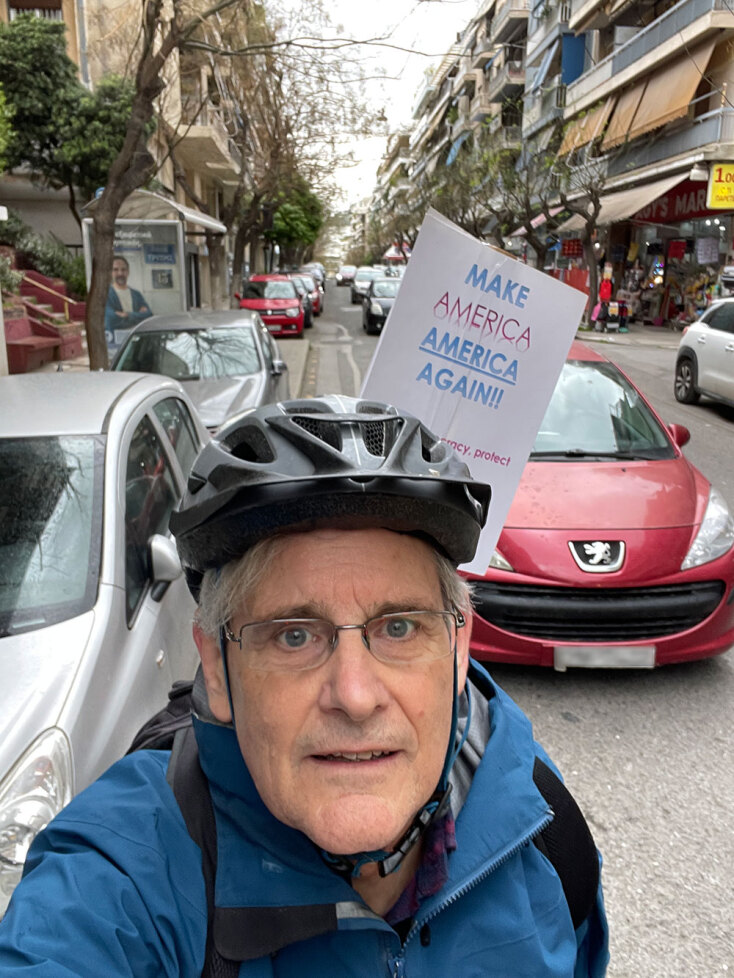 Μπρέιντι Κίσλινγκ: Ο πρώην διπλωμάτης των ΗΠΑ και πρώην πρόεδρος των Democrats Abroad Greece μιλάει για το κίνημα Hands Off