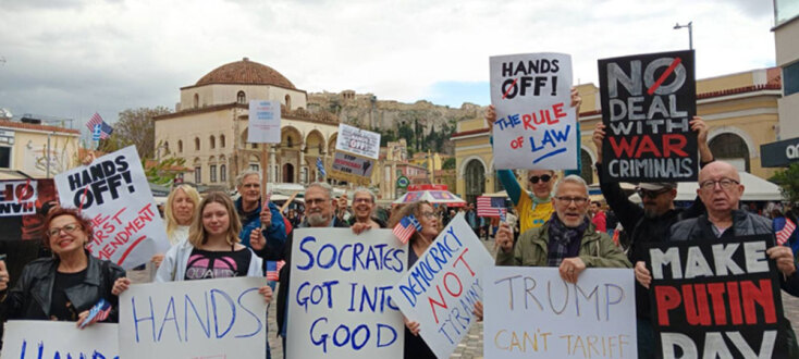 Hands Off: Το κίνημα που υψώνει τείχος αντίστασης στον Ντόναλντ Τραμπ - Διαδηλώσεις και στην Αθήνα