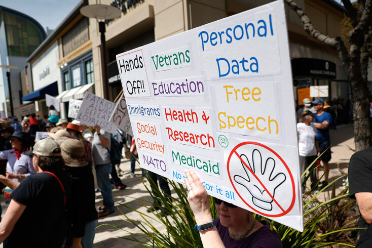 Hands Off: Το κίνημα που υψώνει τείχος αντίστασης στον Ντόναλντ Τραμπ