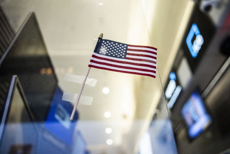 CNN: Ο Ντόναλντ Τραμπ οδήγησε την οικονομία των ΗΠΑ στα όρια της κρίσης με πολιτικές που προκαλούν αυξήσεις τιμών και αβεβαιότητα στην αγορά.