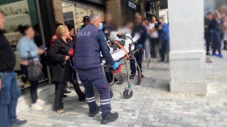 Άνθρωποι με αναπνευστικά προβλήματα απομακρύνθηκαν με τη βοήθεια υπαλλήλων του ΕΚΑΒ από το σημείο της φωτιάς