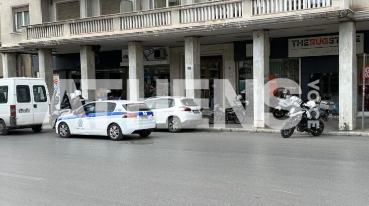 Ρουβίκωνας: Μέλη της αναρχικής ομάδας στα γραφεία της ΓΣΕΕ - Κρέμασαν πανό -  Στο σημείο αστυνομικές δυνάμεις προκειμένου να διαχειριστούν την κατάσταση.