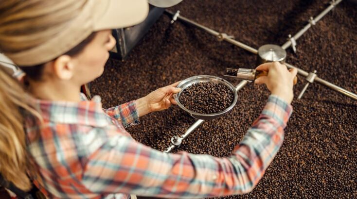  Ο καφές είναι διεγερτικός, ενισχύει τη διάθεση, και είναι τελετουργικό και καθημερινή συνήθεια για πολλούς 