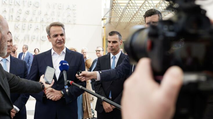 O πρωθυπουργός ξναγήθηκε από τον υπουργό Υγείας 'Αδωνι Γεωργιάδη και τη φυσίατρο Κυριακή Στάθη στους σύγχρονους χώρους του Κέντρου Υγείας