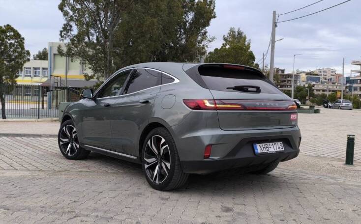 Αυτό είναι το Seres 5 που διακρίνεται για τις ελληνικές σχεδιαστικές παραπομπές του