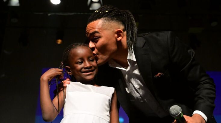 Η εκδήλωση ξεκίνησε με ένα συγκινητικό βίντεο για τη διαδρομή του Εμμανουήλ Καραλή