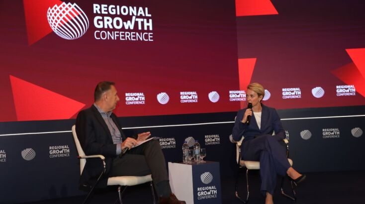 H κ. Σδούκου στό το Βήμα του 13ου Συνεδρίου Περιφερειακής Ανάπτυξης (RGC), που διοργανώνει η εφημερίδα «Πελοπόννησος», στο Συνεδριακό και Πολιτιστικό Κέντρο του Πανεπιστημίου Πατρών