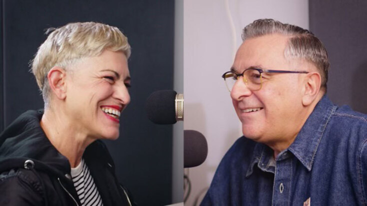 Ο Γιώργος Κουβαράς έπιασε το μικρόφωνο - και όχι για να μας πει τις ειδήσεις