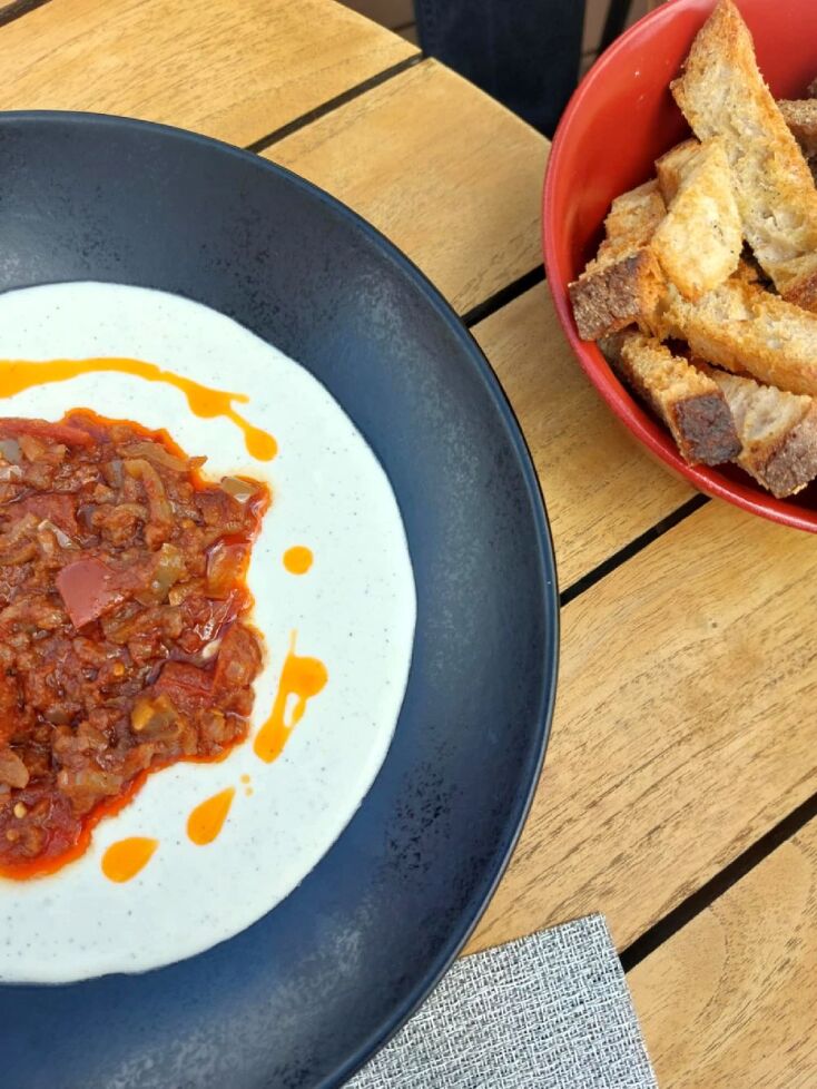 «Μπουγιουρντί» με ντομάτες, πικάντικες πιπεριές, κρεμμύδι και έξτρα παρθένο ελαιόλαδο στο εστιατόριο 1827