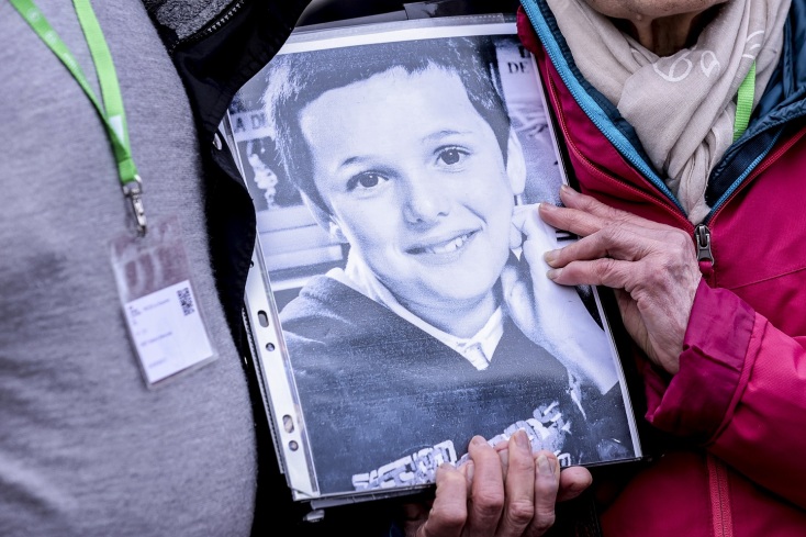 Γαλλία: Ο χειρουργός Ζοέλ Λε Σκουαρνέκ καταδικάστηκε σε 20 χρόνια κάθειρξη για τη σεξουαλική κακοποίηση εκατοντάδων παιδιών επί δεκαετίες 