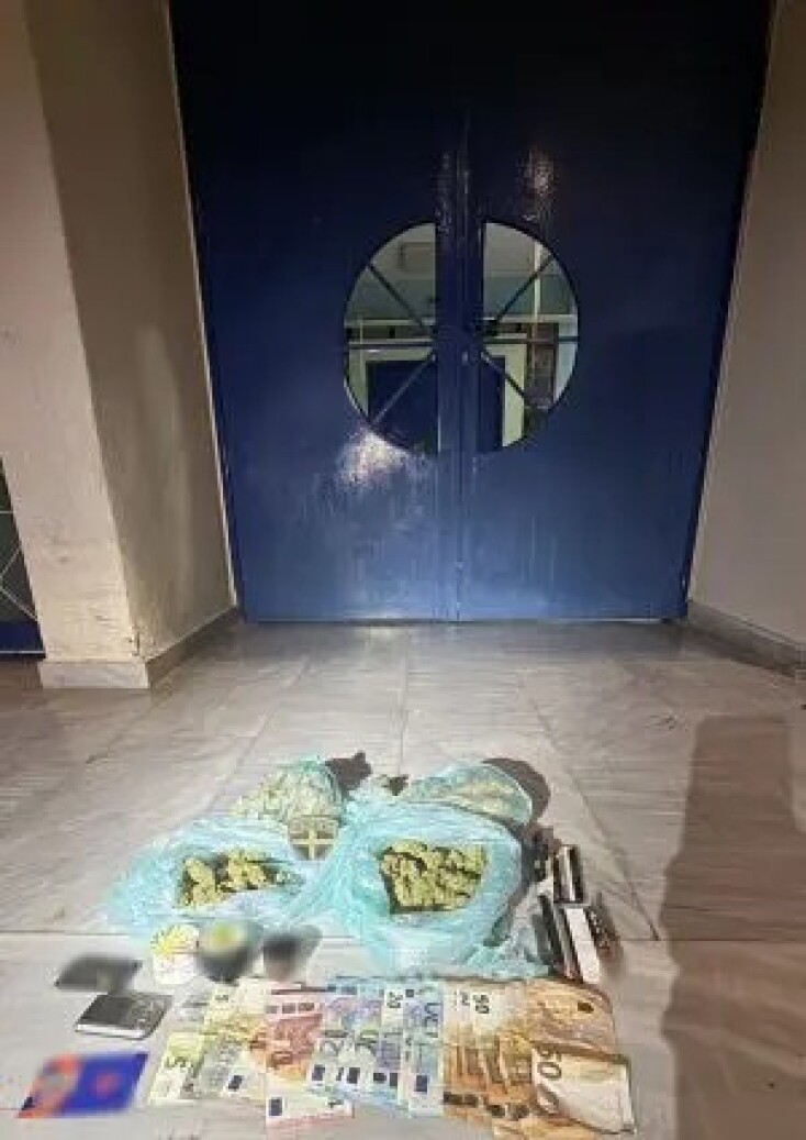 Τα ναρκωτικά και τα χρήματα που βρέθηκαν στο προαύλιο σχολείου στον Ασπρόπυργο