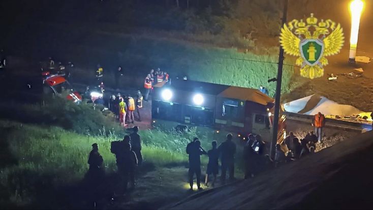 Διασώστες στη Ρωσία μετά την κατάρρευση γέφυρας