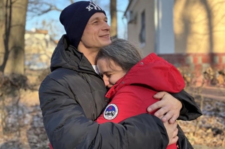 Ο Ρόμαν Μπορς στην αγκαλιά της συζύγου του, λίγες ημέρες μετά την απελευθέρωσή του