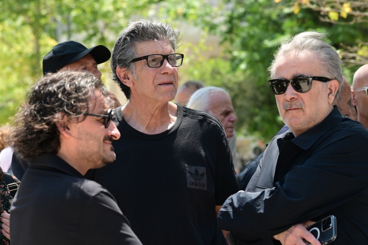 Ο τελευταίος αποχαιρετισμός στον Βασίλη Παπαβασιλείου - Συγγενείς, φίλοι, εκπρόσωποι της Τέχνης και του πολιτικού χώρου έδωσαν το παρών στην κηδεία του.