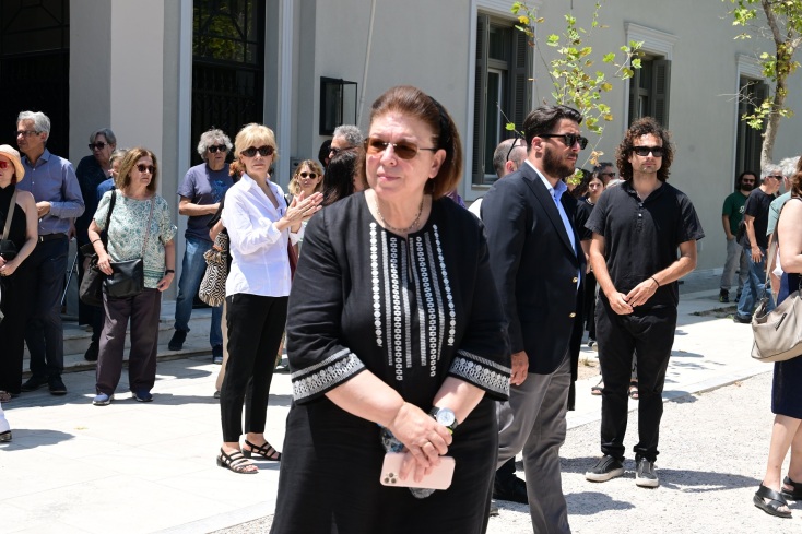 Ο τελευταίος αποχαιρετισμός στον Βασίλη Παπαβασιλείου - Συγγενείς, φίλοι, εκπρόσωποι της Τέχνης και του πολιτικού χώρου έδωσαν το παρών στην κηδεία του.