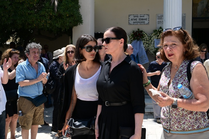 Ο τελευταίος αποχαιρετισμός στον Βασίλη Παπαβασιλείου - Συγγενείς, φίλοι, εκπρόσωποι της Τέχνης και του πολιτικού χώρου έδωσαν το παρών στην κηδεία του.