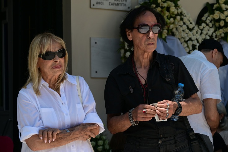 Ο τελευταίος αποχαιρετισμός στον Βασίλη Παπαβασιλείου - Συγγενείς, φίλοι, εκπρόσωποι της Τέχνης και του πολιτικού χώρου έδωσαν το παρών στην κηδεία του.