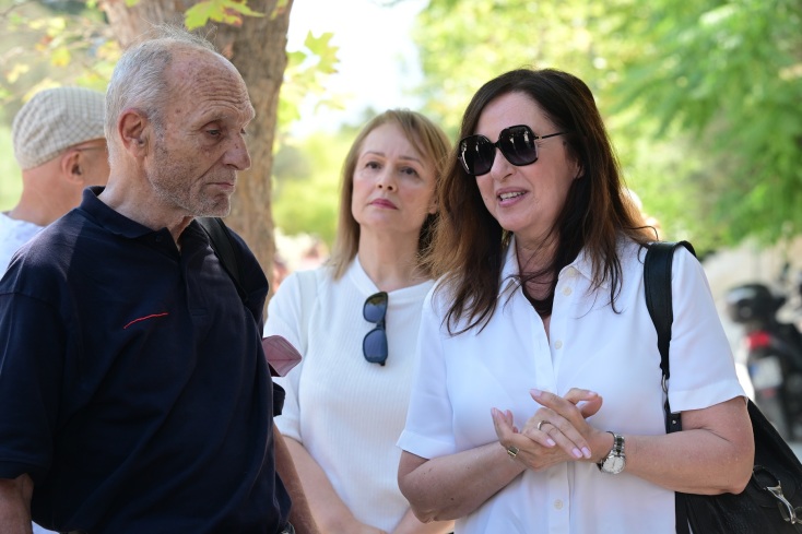 Ο τελευταίος αποχαιρετισμός στον Βασίλη Παπαβασιλείου - Συγγενείς, φίλοι, εκπρόσωποι της Τέχνης και του πολιτικού χώρου έδωσαν το παρών στην κηδεία του.