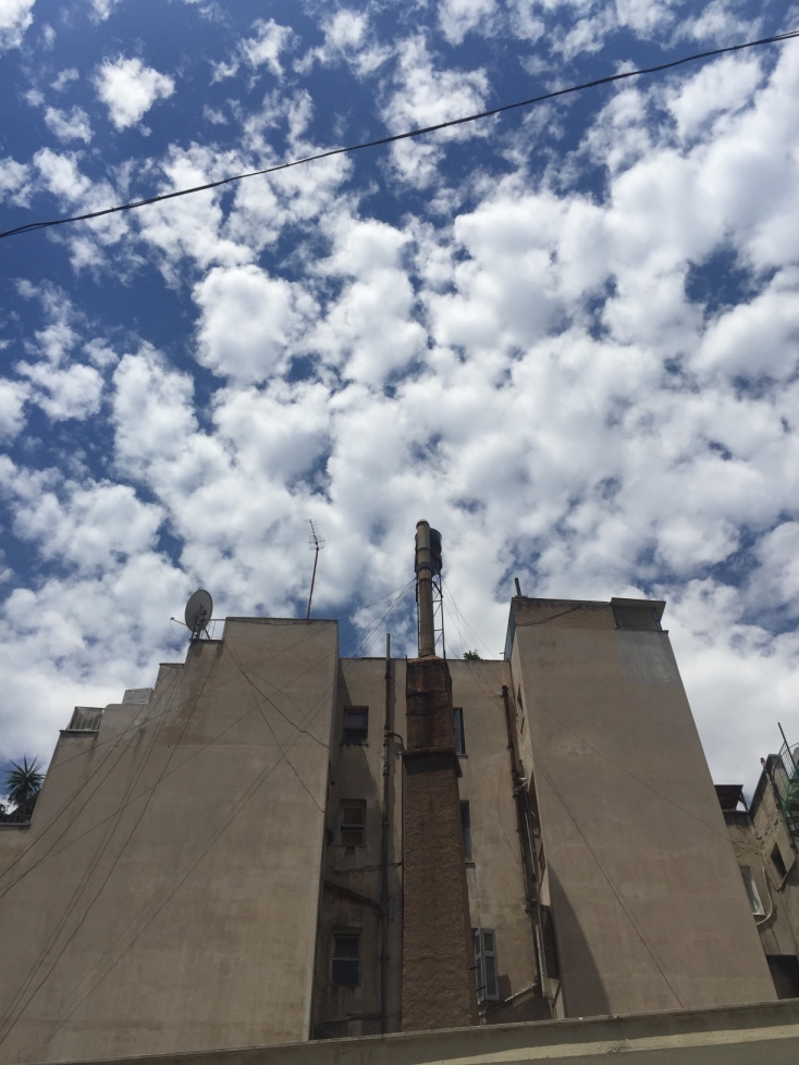 Tο αργό τράβελινγκ του αθηναϊκού καλοκαιριού