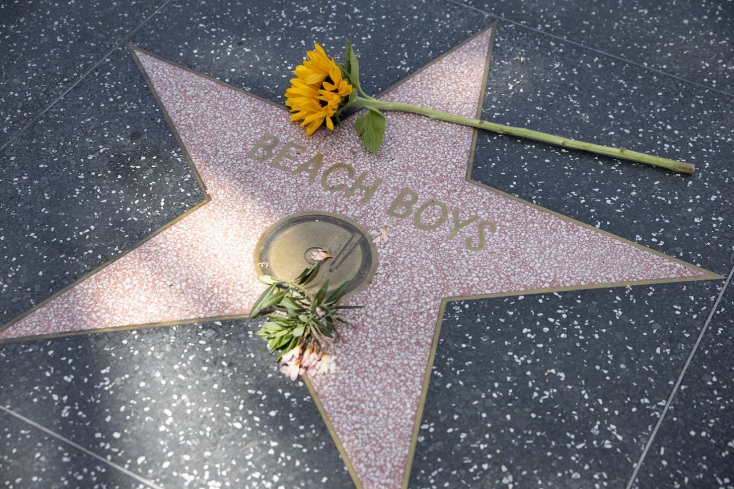 Ο μουσικός κόσμος αποχαιρετά τον Μπράιαν Γουίλσον, ιδρυτή των Beach Boys - Συγκινητικά αφιερώματα από Μπομπ Ντίλαν, Έλτον Τζον και άλλους.