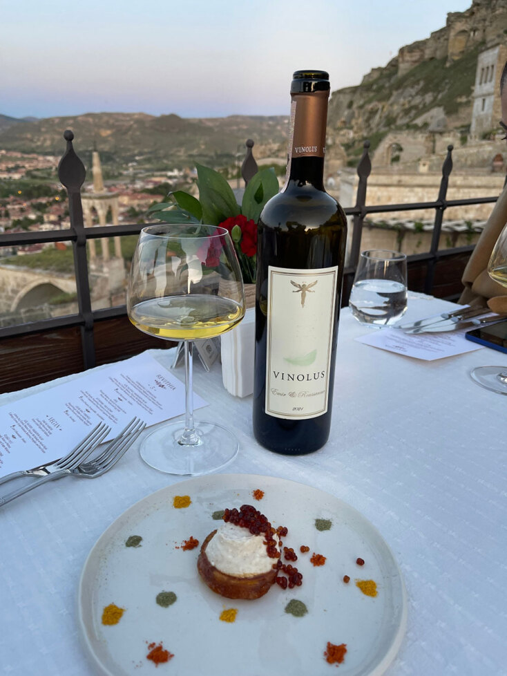 Κρασί Vinolus Emir-Roussanne, 2021 στο εστιατόριο Revithia, στο Ουργκούπ της Καππαδοκίας