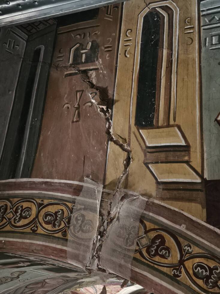 Σημειώθηκαν αποκολλήσεις ζωγραφικού στρώματος από τη φέρουσα τοιχοποιία