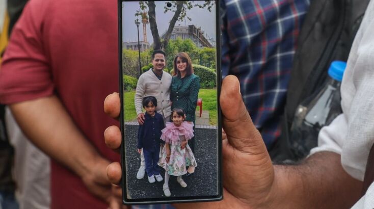 Συγγενείς περιμένουν απαντήσεις μετά από μία από τις χειρότερες αεροπορικές τραγωδίες στην ιστορία της Ινδίας.