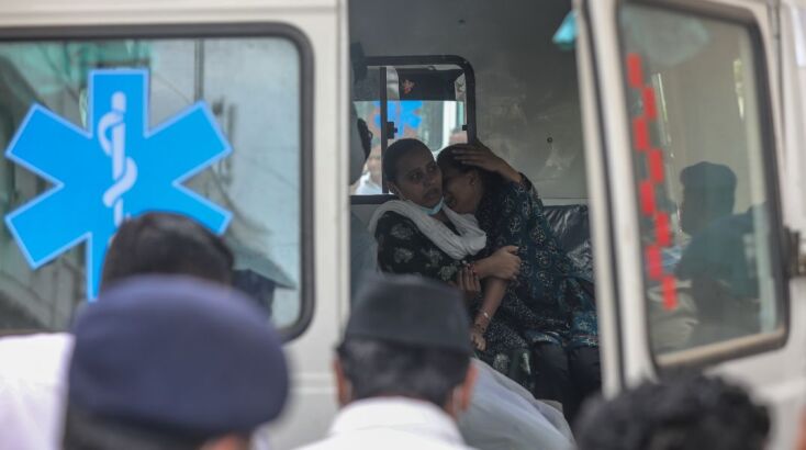 Συγγενείς περιμένουν απαντήσεις μετά από μία από τις χειρότερες αεροπορικές τραγωδίες στην ιστορία της Ινδίας.