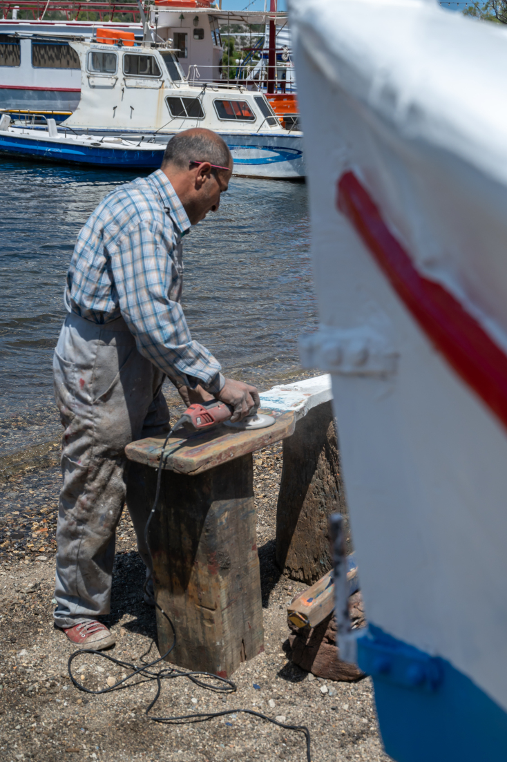Ξύλινα Καΐκια: Μια Παράδοση που αναβιώνει μέσα από το Ούζο Πλωμαρίου