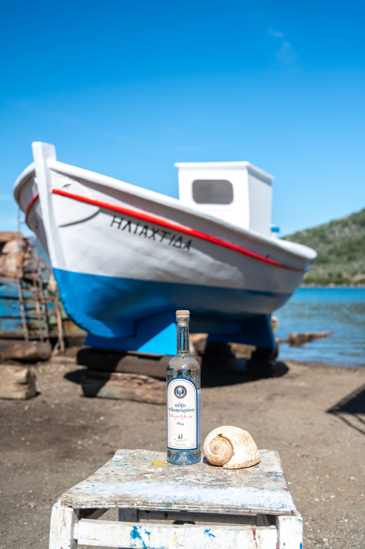 Ξύλινα Καΐκια: Μια Παράδοση που αναβιώνει μέσα από το Ούζο Πλωμαρίου