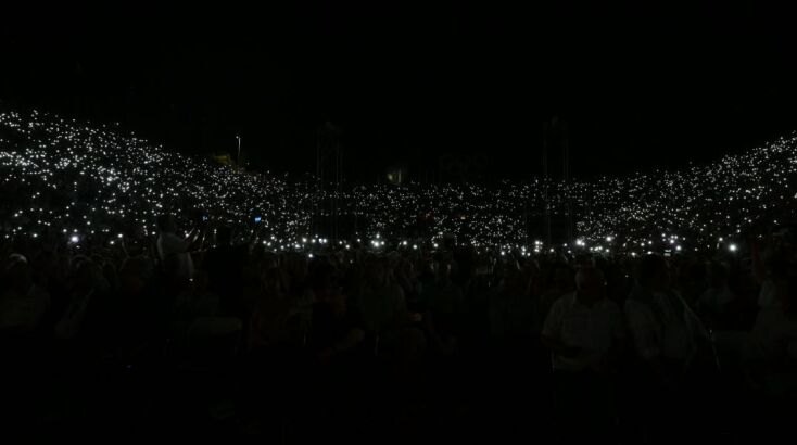 Το κατάμεστο Καλλιμάρμαρο Παναθηναϊκό Στάδιο στη μεγάλη συναυλία που διοργάνωσε η ΚΕ του ΚΚΕ και η οικογένεια του μουσικοσυνθέτη για τα 100 χρόνια από την γέννηση του Μ. Θεοδωράκη