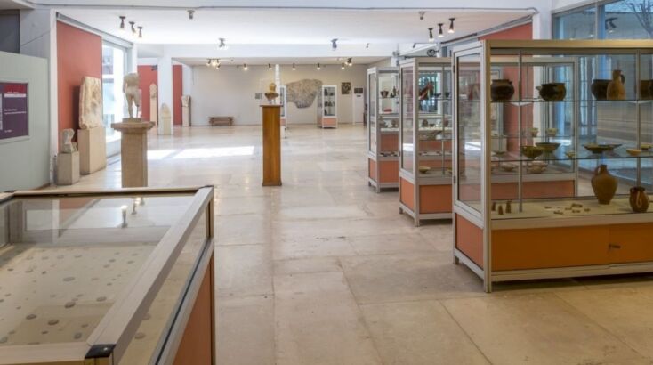 Άποψη των εκθεσιακών χώρων και των συλλογών του Αρχαιολογικού Μουσείου Κομοτηνής 