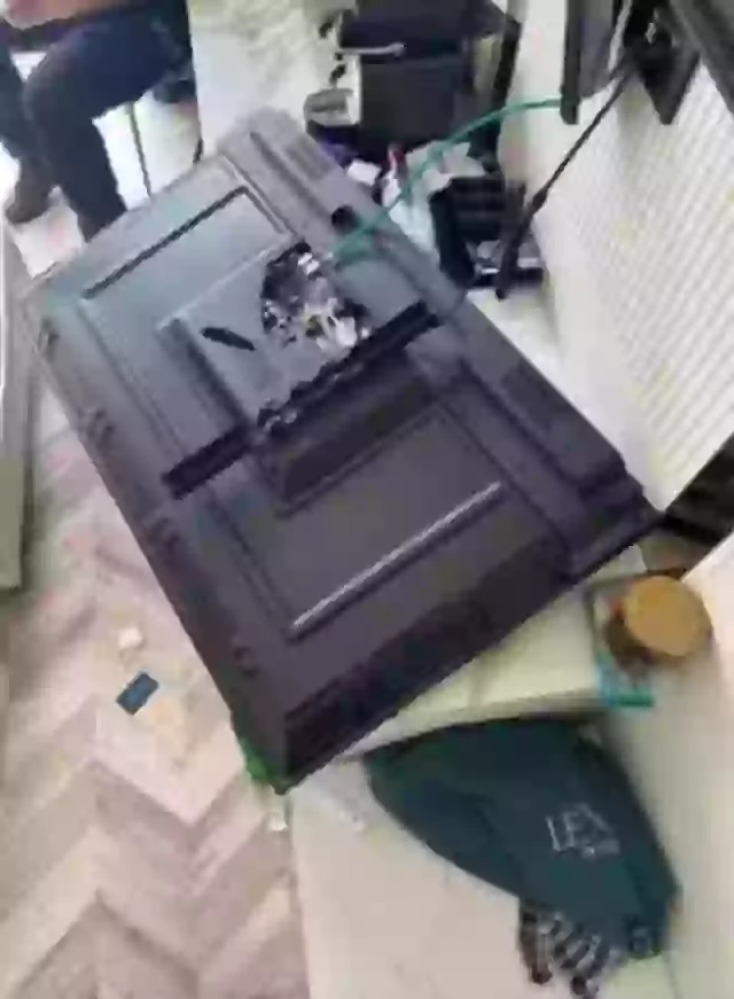 Εικόνες από τις ζημιές στο εσωτερικό του ξενοδοχείου 