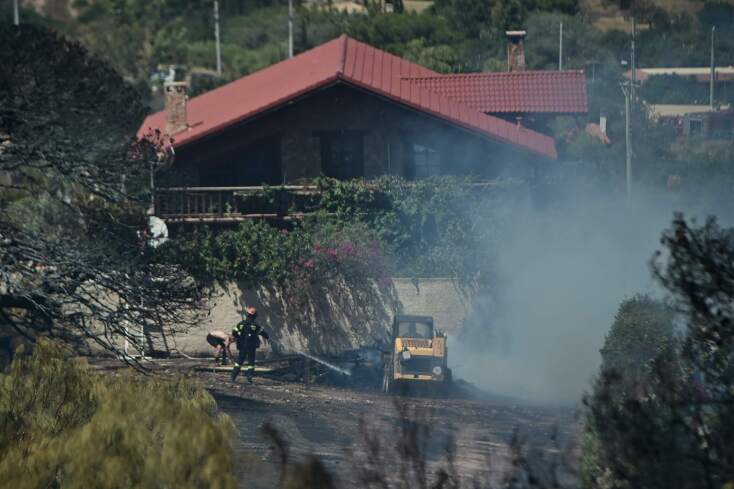 Φωτιά στο Κορωπί: Εικόνες καταστροφής με τις φλόγες να εισβάλλουν σε κατοικημένες περιοχές - Ισχυρές επίγειες και εναέριες δυνάμεις.