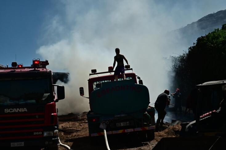 Φωτιά στο Κορωπί: Εικόνες καταστροφής με τις φλόγες να εισβάλλουν σε κατοικημένες περιοχές - Ισχυρές επίγειες και εναέριες δυνάμεις.