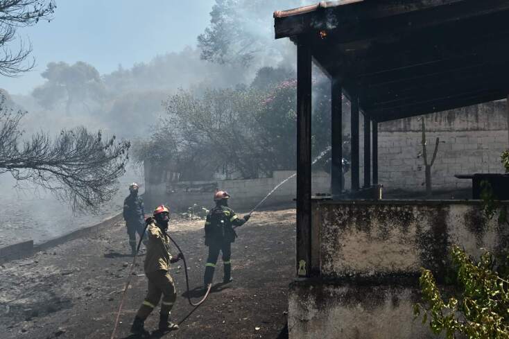 Φωτιά στο Κορωπί: Εικόνες καταστροφής με τις φλόγες να εισβάλλουν σε κατοικημένες περιοχές - Ισχυρές επίγειες και εναέριες δυνάμεις.
