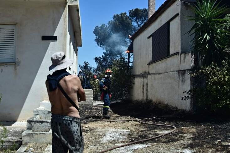 Φωτιά στο Κορωπί: Εικόνες καταστροφής με τις φλόγες να εισβάλλουν σε κατοικημένες περιοχές - Ισχυρές επίγειες και εναέριες δυνάμεις.