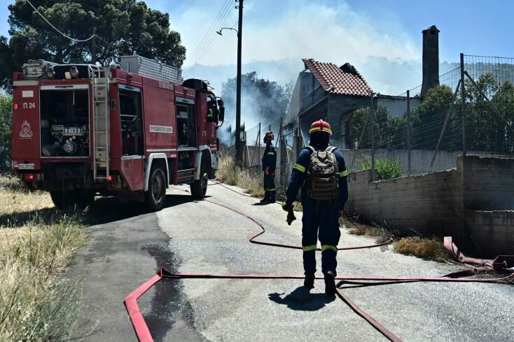Φωτιά στο Κορωπί: Εικόνες καταστροφής με τις φλόγες να εισβάλλουν σε κατοικημένες περιοχές - Ισχυρές επίγειες και εναέριες δυνάμεις.