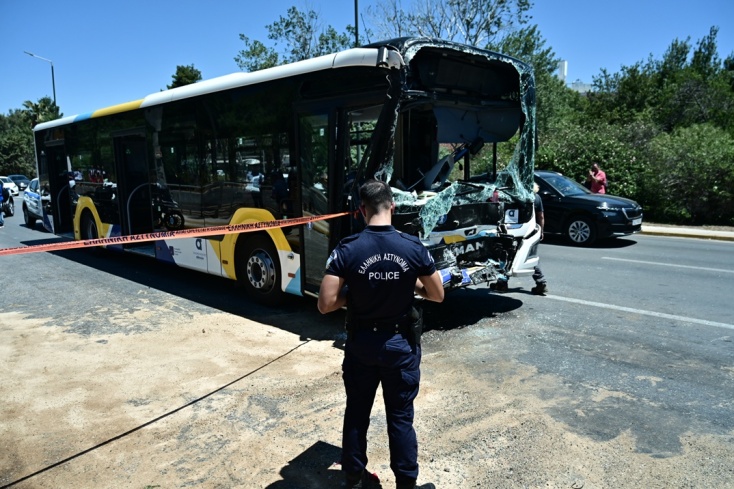 Βούλα: Σύγκρουση λεωφορείων 