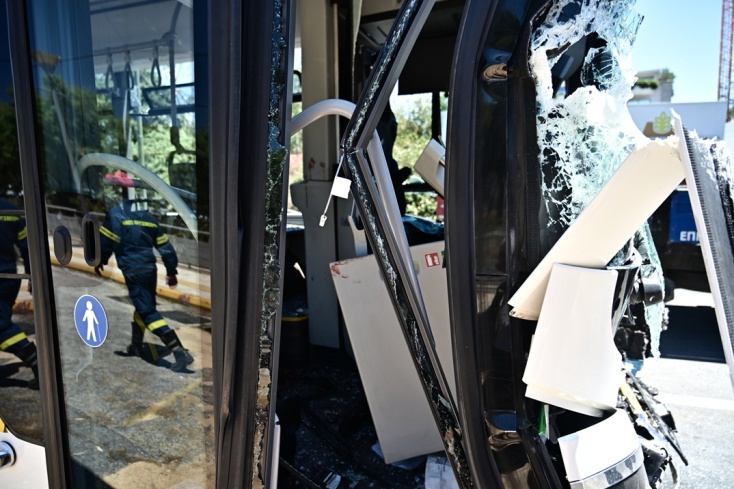 Οι πρώτες εικόνες από το σημείο της σύγκρουσης των δύο λεωφορείων στη Βούλα