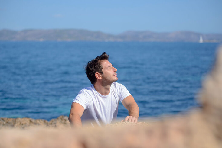 Ο τραγουδιστής Γιώργος Περρής γράφει για την Αίγινα 