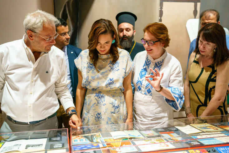 Η Υπουργός και ο Κωνσταντίνος Ζήκος, αντιπρόεδρος του ΕΟΤ ξεναγούνται από την επιμελήτρια της έκθεσης κ. Ιφιγένεια Βογιατζή. Δεξιά η Διευθύντρια του Εθνικού Ιστορικού Μουσείου κ. Μ. Παπαναστασίου. Πίσω, ο Δήμαρχος Ύδρας κ. Κουκουδάκης, ο Πρωτοσύγγελλος Νεκτάριος Δαρδανός και ο Λυκειάρχης Ύδρας κ. Δημήτρης Σαράντης