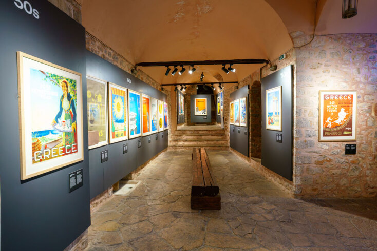 Απόψεις της έκθεσης «Διαφημίζοντας την Ελλάδα. Οι απαρχές του ελληνικού τουρισμού» στο κατώι της Ιστορικής Οικίας Λαζάρου Κουντουριώτη, παράρτημα του Εθνικού Ιστορικού Μουσείο στην Ύδρα